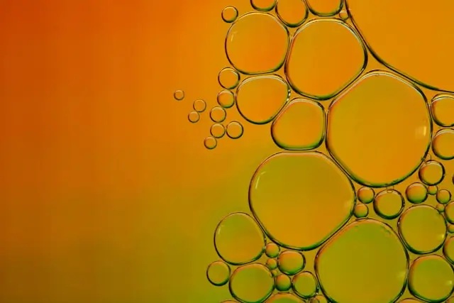 Abstract close-up of oil droplets forming different-sized bubbles, symbolizing how differences in collagen study design, collagen peptides, dosage, duration, and participant characteristics can lead to varying research outcomes.