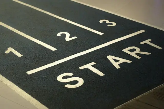 Indoor walking track with marked lanes and starting lines, illustrating how many steps a day are recommended for daily physical activity and healthy movement.